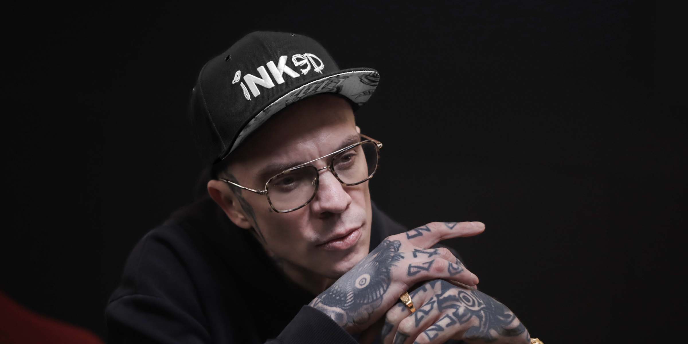 Mann trägt Nebelkind Inked tattoo Snapback Cap